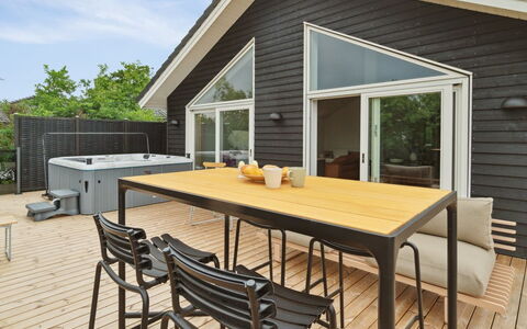 Nona - 150M from the Sea: Tag, Hus, Land Lot, Hjem, Sommerhus, Estate, Garden Bygninger, Skygge, Bjælkehytte, Landscaping