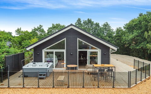 Nona - 150M from the Sea: Tag, Hus, Land Lot, Hjem, Sommerhus, Estate, Garden Bygninger, Skygge, Bjælkehytte, Landscaping