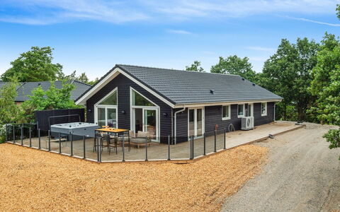 Nona - 150M from the Sea: Tag, Hus, Land Lot, Hjem, Sommerhus, Estate, Garden Bygninger, Skygge, Bjælkehytte, Landscaping