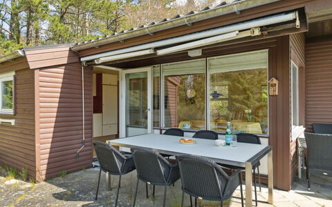 Enita - 350M from the Sea: Svømmepøl, Ferieby