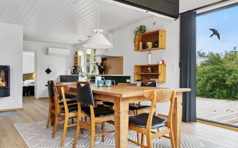Joseline - 150M from the Sea: Arkitektur, Tag, Hjem, Kompositmateriale, Dagslys, Sidespor, Indkørsel