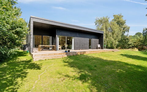 Filip - 1.2Km from the Sea: Tag, Hjem, Dør, Sommerhus, Skygge, Sidespor, Gård, Estate, Backyard