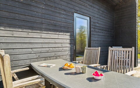 Filip - 1.2Km from the Sea: Tag, Hjem, Dør, Sommerhus, Skygge, Sidespor, Gård, Estate, Backyard