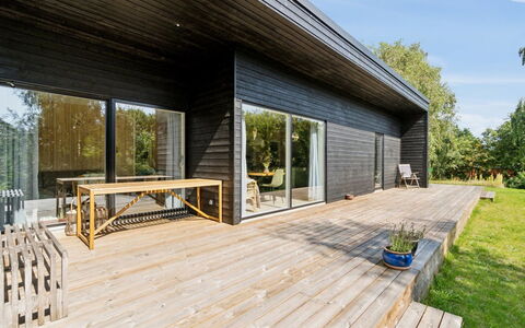 Filip - 1.2Km from the Sea: Tag, Hjem, Dør, Sommerhus, Skygge, Sidespor, Gård, Estate, Backyard
