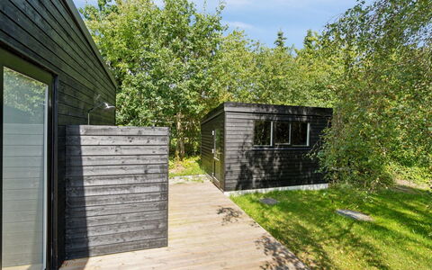 Filip - 1.2Km from the Sea: Tag, Hjem, Dør, Sommerhus, Skygge, Sidespor, Gård, Estate, Backyard
