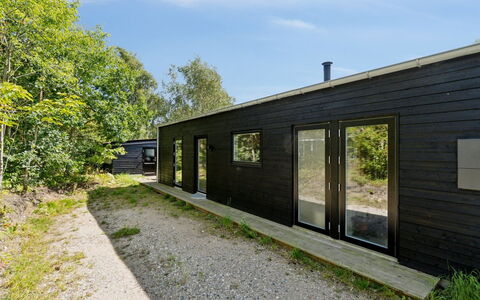 Filip - 1.2Km from the Sea: Tag, Hjem, Dør, Sommerhus, Skygge, Sidespor, Gård, Estate, Backyard