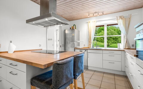 Guthbrand - 800M from the Sea: Møbel, Gulvbelægning, Indretning, Etage, Køkken, Countertop, Træ, Trægulve, Cabinetry, Loft
