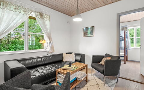Guthbrand - 800M from the Sea: Møbel, Indretning, Couch, Gulvbelægning, Etage, Væg, Træ, Loft, Trægulve, Stue