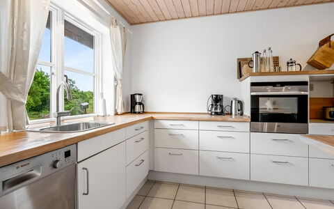 Guthbrand - 800M from the Sea: Køkken, Gulvbelægning, Countertop, Cabinetry, Køkken Apparat, Træ, Indretning, Møbel, Etage, Større Bandage