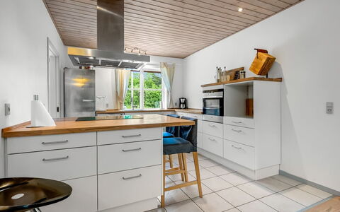 Guthbrand - 800M from the Sea: Gulvbelægning, Møbel, Countertop, Indretning, Køkken, Cabinetry, Træ, Loft, Etage, Køkken Apparat