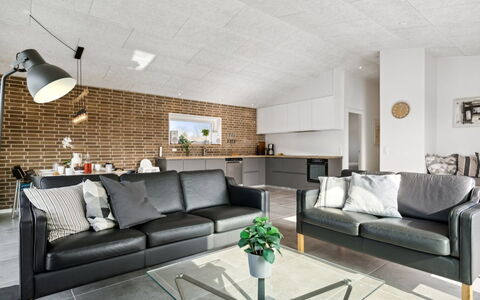 Asel - 350M from the Sea: Møbel, Indretning, Gulvbelægning, Væg, Couch, Træ, Loft, Etage, Stue, Værelse