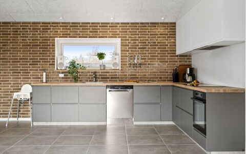 Asel - 350M from the Sea: Køkken, Væg, Gulvbelægning, Træ, Cabinetry, Countertop, Indretning, Etage, Møbel, Køkken Apparat