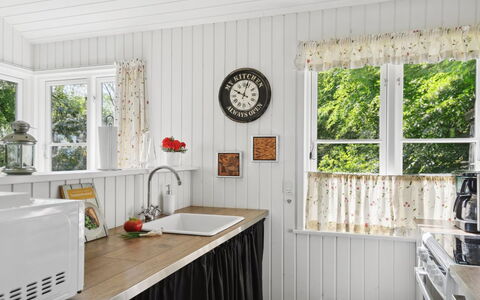Ginne - 100M to the Fjord: Træ, Indretning, Gulvbelægning, Køkken, Countertop, Køkken Apparat, Bejdse, Hårdttræ, Planke, Stueplante