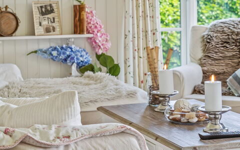 Ginne - 100M to the Fjord: Møbel, Indretning, Soveværelse, Sengetøj, Værelse, Belysning, Textile, Throw Pillow, Seng, Pude