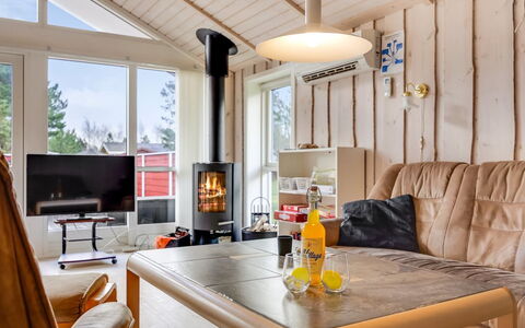 Hialmar - 300M from the Sea: Møbel, Indretning, Træ, Gulvbelægning, Loft, Etage, Værelse, Belysning, Stue, Lysarmatur