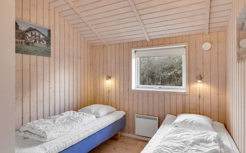 Hialmar - 300M from the Sea: Træ, Soveværelse, Seng, Sengetøj, Sengetøj, Hjem, Bed Frame, Dør, Hårdttræ, Planke
