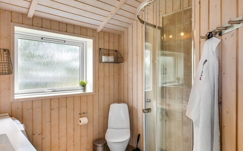 Hialmar - 300M from the Sea: Træ, Gulvbelægning, Etage, Sanitærarmatur, Loft, Indretning, Værelse, Vvs, Badeværelse, Bejdse