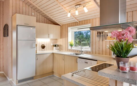 Hialmar - 300M from the Sea: Køkken, Indretning, Countertop, Køkken Apparat, Træ, Loft, Gulvbelægning, Møbel, Større Bandage, Belysning