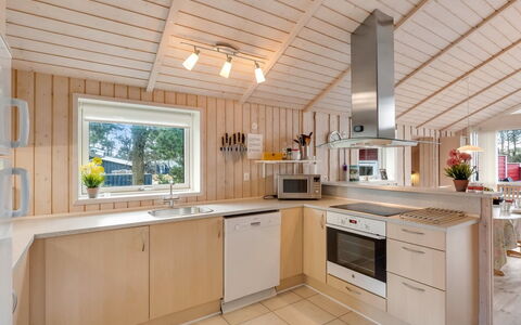 Hialmar - 300M from the Sea: Køkken, Countertop, Træ, Indretning, Køkken Apparat, Loft, Gulvbelægning, Lysarmatur, Større Bandage, Belysning