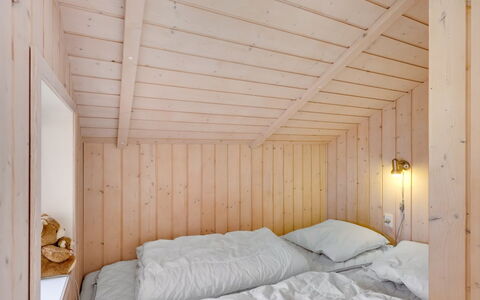Hialmar - 300M from the Sea: Træ, Soveværelse, Seng, Indretning, Loft, Etage, Sengetøj, Sengetøj, Møbel, Gulvbelægning