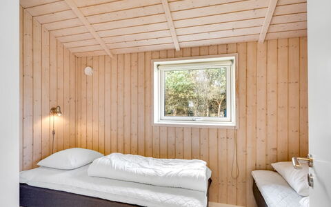 Hialmar - 300M from the Sea: Træ, Soveværelse, Seng, Sengetøj, Indretning, Loft, Sengetøj, Gulvbelægning, Etage, Bed Frame