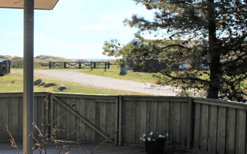 Guthfrith - 130M from the Sea: Træ, Land Lot, Hegn, Skygge, Gelænder, Veranda, Gård, Landscaping, Hårdttræ, Backyard