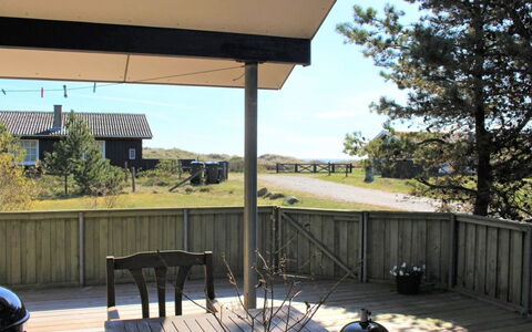 Guthfrith - 130M from the Sea: Træ, Tag, Land Lot, Veranda, Hjem, Skygge, Sommerhus, Backyard, Gård, Lawn