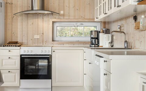 Frieda - 250M from the Sea: Køkken, Køkken Apparat, Countertop, Cabinetry, Træ, Større Bandage, Gulvbelægning, Indretning, Husholdningsapparat, Møbel