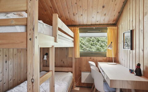 Winter - 500M from the Sea: Træ, Soveværelse, Indretning, Loft, Hårdttræ, Bejdse, Værelse, Seng, Bjælkehytte, Bed Frame