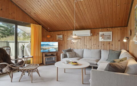Winter - 500M from the Sea: Indretning, Træ, Loft, Møbel, Gulvbelægning, Værelse, Etage, Hjem, Stue, Lysarmatur