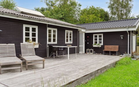 Gunlög - 1.3Km from the Sea: Hjem, Tag, Hus, Sommerhus, Estate, Dør, Veranda, Sidespor, Stuehus, Skygge