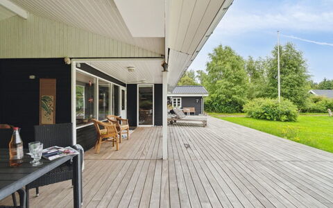 Gunlög - 1.3Km from the Sea: Loft, Gulvbelægning, Indretning, Etage, Kompositmateriale, Møbel, Udvej, Hotel, Design, Dagslys