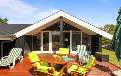 Alban - 700M from the Sea: Møbel, Indretning, Stol, Gulvbelægning, Bord, Udvej, Etage, Loft, Værelse, Eco Hotel