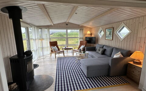 Freding - 450M from the Sea: Møbel, Indretning, Træ, Gulvbelægning, Etage, Loft, Stue, Stol, Couch, Bord