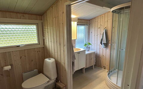 Freding - 450M from the Sea: Træ, Gulvbelægning, Etage, Sanitærarmatur, Indretning, Loft, Værelse, Vvs, Hjem, Toilet