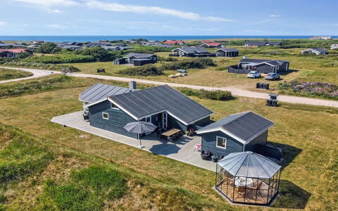 Thomsen - 475M from the Sea: Tag, Hjem, Hus, Boligområde, Sommerhus, Sidespor, Estate, Forstad, Indkørsel, Landscaping