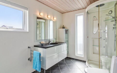 Thomsen - 475M from the Sea: Sanitærarmatur, Indretning, Gulvbelægning, Loft, Etage, Håndvask, Badeværelse, Tap, Vvs, Badeværelsesskab