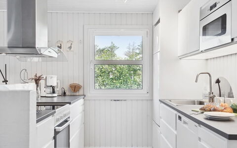 Ingebore - 700M from the Sea: Køkken, Køkken Apparat, Træ, Større Bandage, Countertop, Indretning, Husholdningsapparat, Gulvbelægning, Cabinetry, Hjem