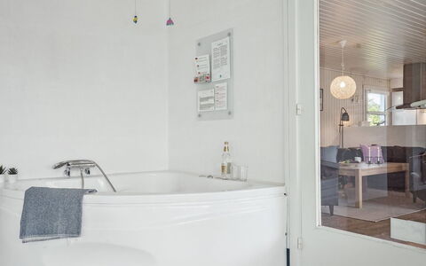 Ingebore - 700M from the Sea: Indretning, Gulvbelægning, Etage, Sanitærarmatur, Loft, Badeværelse, Badekar, Værelse, Møbel, Vvs