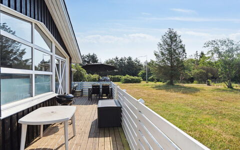Ingebore - 700M from the Sea: Hjem, Veranda, Sommerhus, Skygge, Dæk, Sidespor, Planke, Estate, Hårdttræ, Gård
