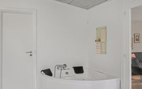 Ingebore - 700M from the Sea: Væg, Gulvbelægning, Etage, Loft, Indretning, Sanitærarmatur, Værelse, Vvs, Lysarmatur, Badeværelse