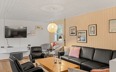 Ingebore - 700M from the Sea: Møbel, Indretning, Couch, Væg, Gulvbelægning, Loft, Træ, Stue, Etage, Lysarmatur
