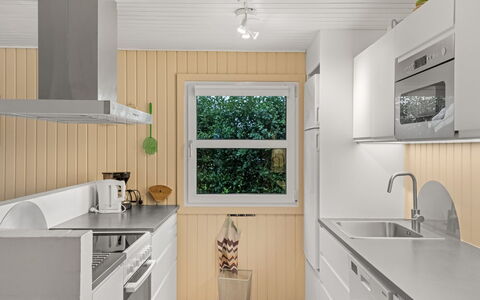 Ingebore - 700M from the Sea: Gulvbelægning, Køkken, Træ, Countertop, Køkken Apparat, Større Bandage, Etage, Indretning, Cabinetry, Trægulve