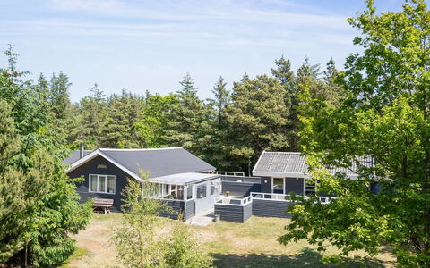 Aneline - 700M from the Sea: Møbel, Indretning, Gulvbelægning, Træ, Etage, Loft, Trægulve, Stol, Bord, Belysning