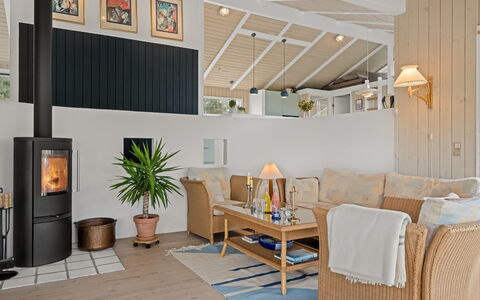 Hrefna - 500M from the Sea: Møbel, Indretning, Gulvbelægning, Etage, Træ, Trægulve, Loft, Couch, Stue, Værelse