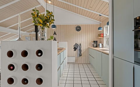 Hrefna - 500M from the Sea: Køkken, Indretning, Gulvbelægning, Lysarmatur, Loft, Countertop, Etage, Belysning, Køkken Apparat, Møbel