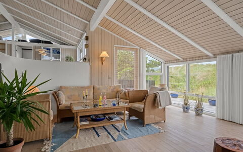 Hrefna - 500M from the Sea: Træ, Indretning, Gulvbelægning, Loft, Møbel, Etage, Couch, Trægulve, Stue, Hjem