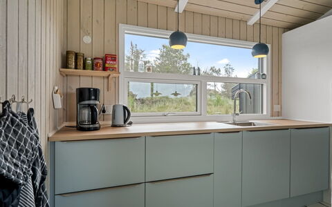 Hrefna - 500M from the Sea: Køkken, Træ, Countertop, Indretning, Gulvbelægning, Køkken Apparat, Cabinetry, Etage, Møbel, Sanitærarmatur