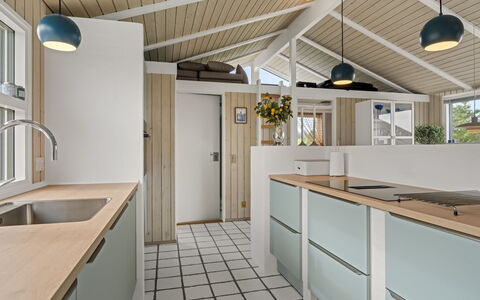 Hrefna - 500M from the Sea: Køkken, Indretning, Countertop, Gulvbelægning, Loft, Etage, Lysarmatur, Cabinetry, Sanitærarmatur, Håndvask