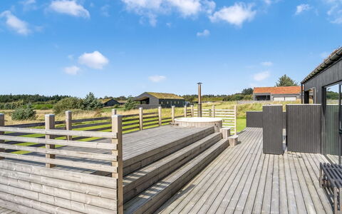 Egil - 1.5Km from the Sea: Indretning, Loft, Lejlighed, Gulvbelægning, Møbel, Etage, Værelse, Belysning, Hjem, Couch